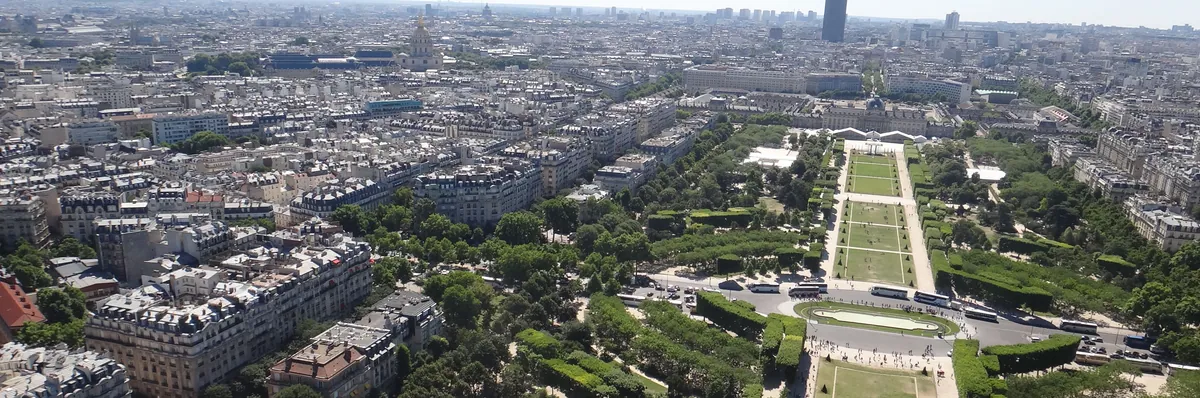 Vista aérea de París desde la Torre Eiffel, portada del viaje de ejemplo.